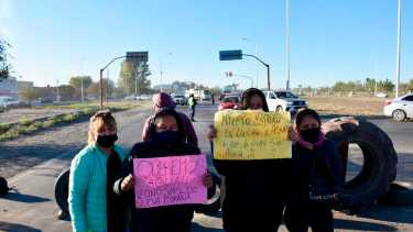 Vecinas de Nueva España cortaron hasta que lograron respuestas al suministro de agua en el barrio de Centenario. Foto: Matías Subat