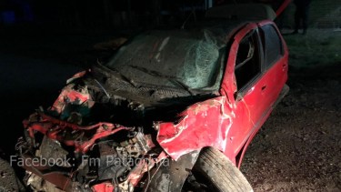 El auto quedó destrozado tras el tremendo impacto ocurrido anoche, pasadas las 22:30. (foto: gentileza FM Patagonia)
