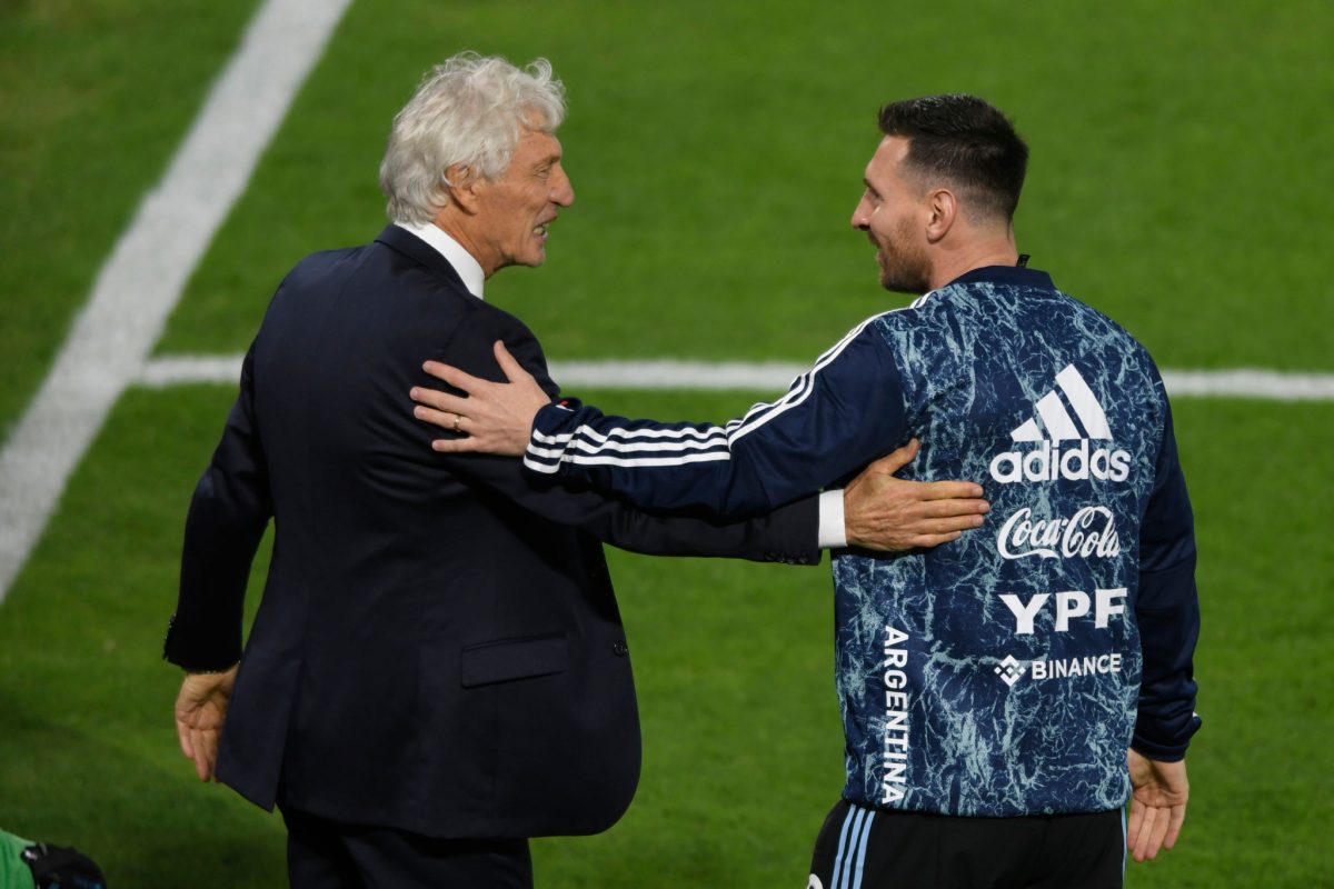 Pekerman y Messi se saludaron en la previa al duelo en La Bombonera.