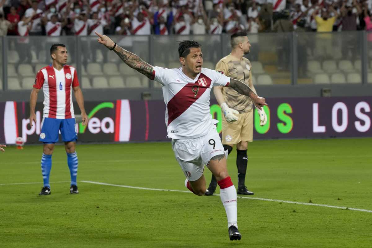 El primer gol de Perú llegó de la mano de Gianluca Lapadula. (AP Photo/Martin Mejia)