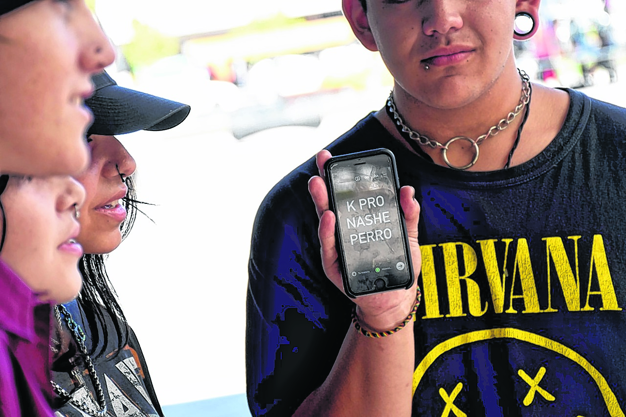 Las tecnologías no funcionan como un distanciamiento para los adolescentes que mantienen el encuentro y el uso del espacio público. (FOTOS: Matías Subat)