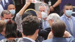 Una mujer lanzó agua a Piñera durante un acto  por la pandemia en Chile