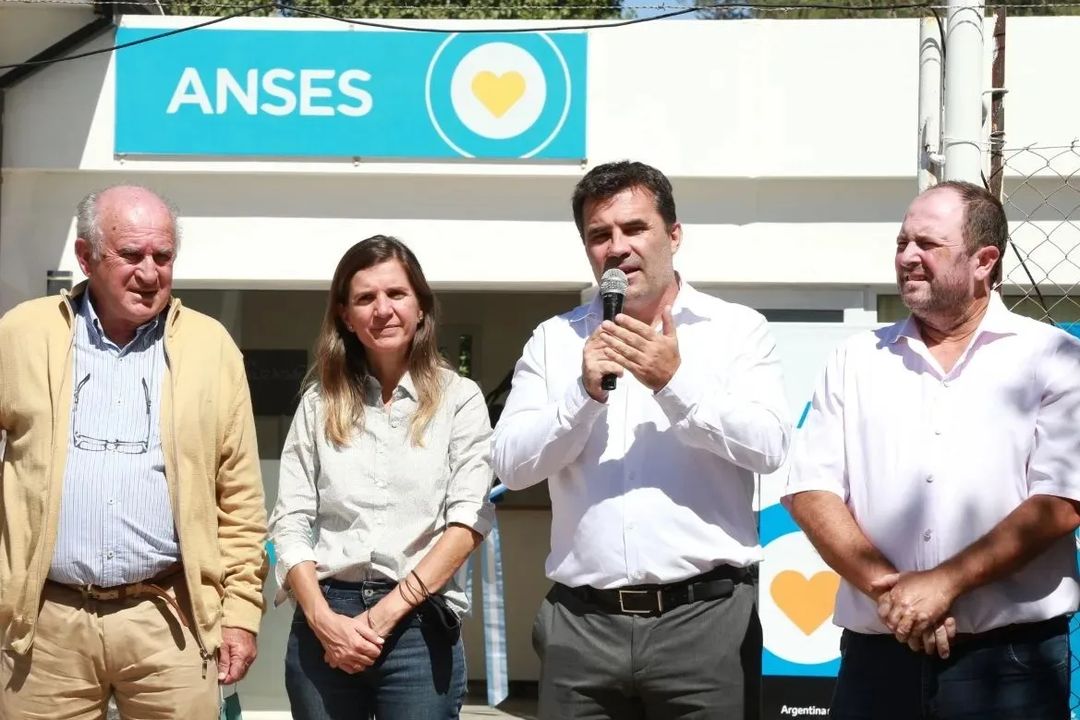 La visita de la titular de Anses, Fernanda Raverta, logró una foto de unidad entre el senador y el secretario de Energía.