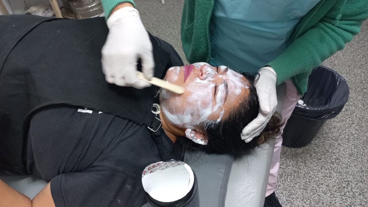 La portera fue trasladada al hospital Carlos Ratti donde recibió atención por las quemaduras en el rostro.