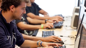 Una empresa de tecnología argentina ofrece 100.000 becas para aprender a programar en línea