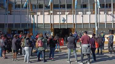 Unas 30 personas se acercaron al municipio de Roca para evitar que desalojen a las familias damnificadas por el temporal en Roca. Foto César Izza.