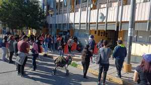 Siete vecinos de Roca siguen evacuados a 20 días del temporal y sus familias reclaman al municipio