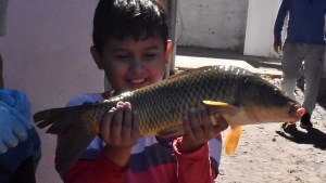 ¡Picó!: 300 chicos disfrutaron de un encuentro de pesca infantil en La Adela