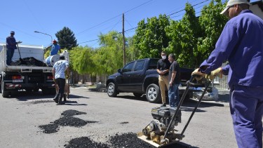 Comenzarán a tapar pozos con material asfáltico en calles del barrio Belgrano. (Foto Néstor Salas)
