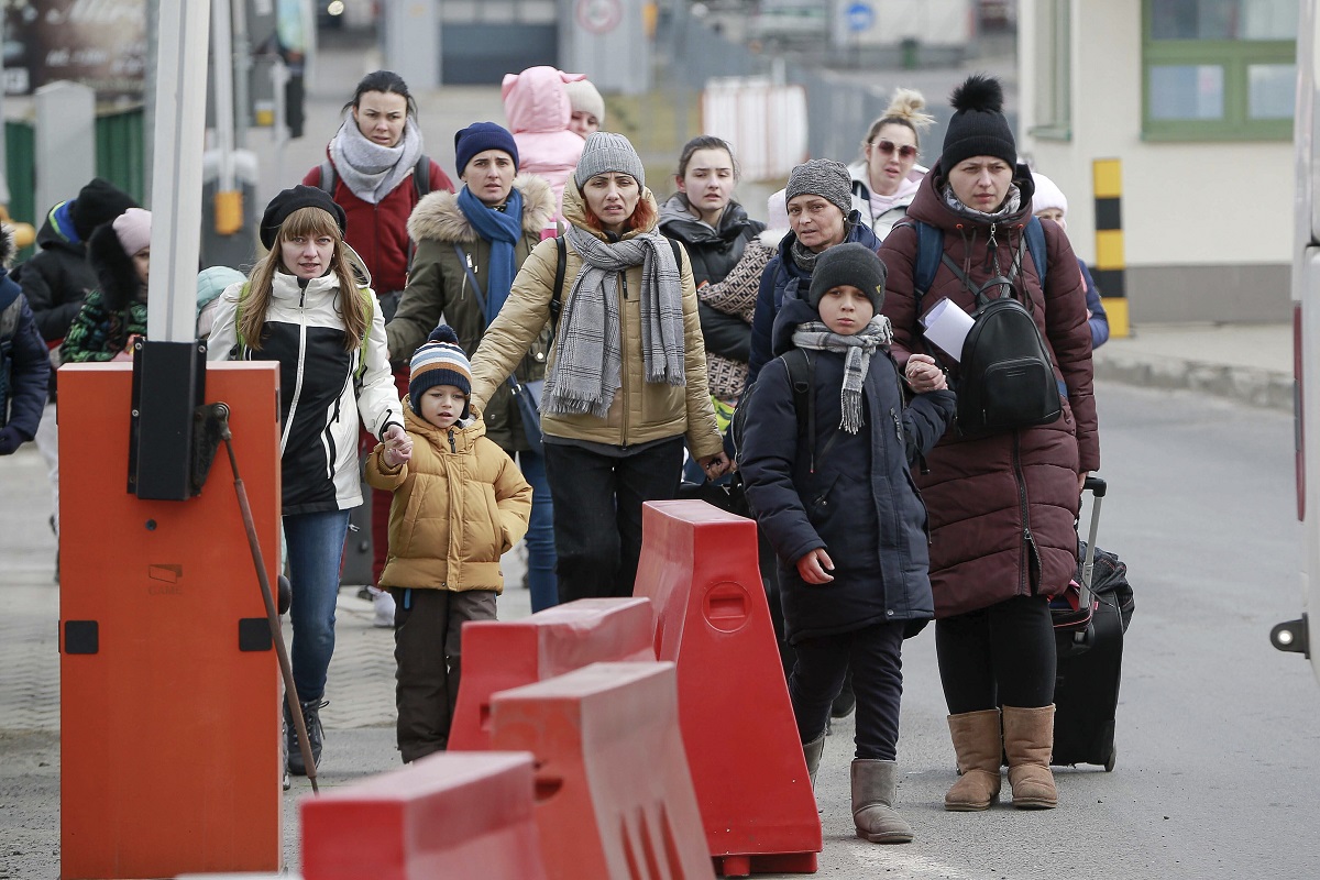 Una familia arribó a la frontera con Polonia. Foto AP. 