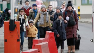Sube la cifra de refugiados de Ucrania: más de 874.000 personas huyeron del país