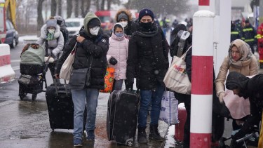 Un grupo de familias mexicanas abandona Ucrania a través de la frontera con Siret, Rumania. 