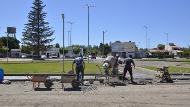 Esta semana completarán las obras de renovación de la plaza San Martín de Godoy. (Foto Néstor Salas)
