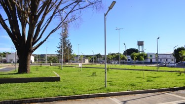 Instalaron juegos infantiles para completar la renovación de la plaza San Martín de Godoy