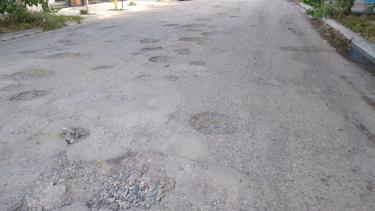 Comienzan las tareas de bacheo en calles del barrio Belgrano de Villa Regina