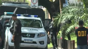 Fuentes policiales señalaron a Télam que el hombre que mantiene a los rehenes bajo amenazas fue identificado como Mario Luis Cáceres.