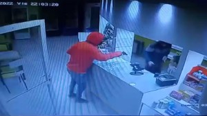 A punta de pistola robaron en una estación de servicios en Huergo