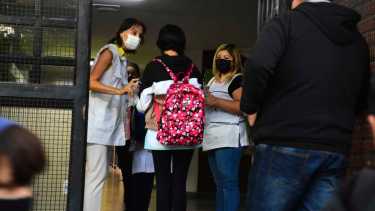 Dentro de los colegios, docentes y alumnos de los niveles Primario y Medio deben tener el tapabocas siempre.