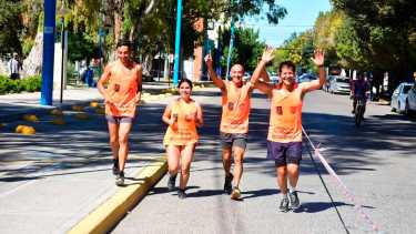 Los atletas roquenses comezaron el trote solidario a las diez de la mañana en la plaza San Martín. Foto César Izza