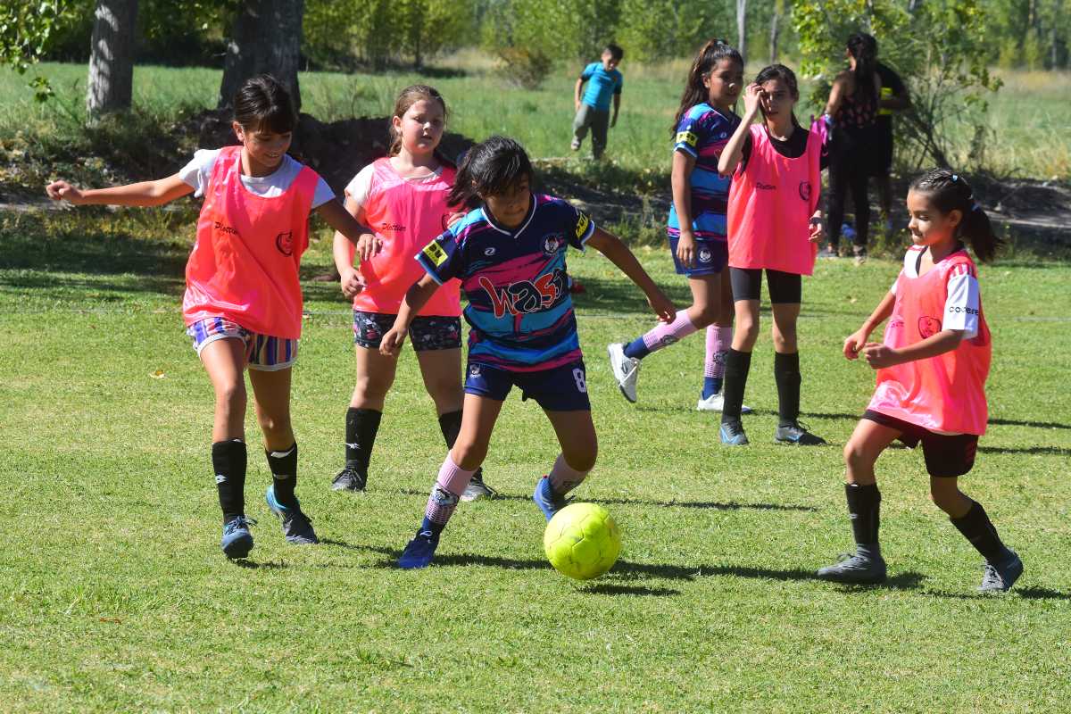 El Mundiaito Femenino de Fútbol Infantil tendrá al Estadio Luis Maiolino y al Complejo del Deportivo Roca como únicos escenarios de los encuentros. Foto César Izza
