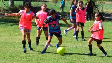 El Mundiaito Femenino de Fútbol Infantil tendrá al Estadio Luis Maiolino y al Complejo del Deportivo Roca como únicos escenarios de los encuentros. Foto César Izza