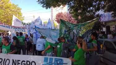 Los manifestantes de ATE y Unter coparon las calles de Roca, en reclamo de mejoras salariales. Foto César Izza.