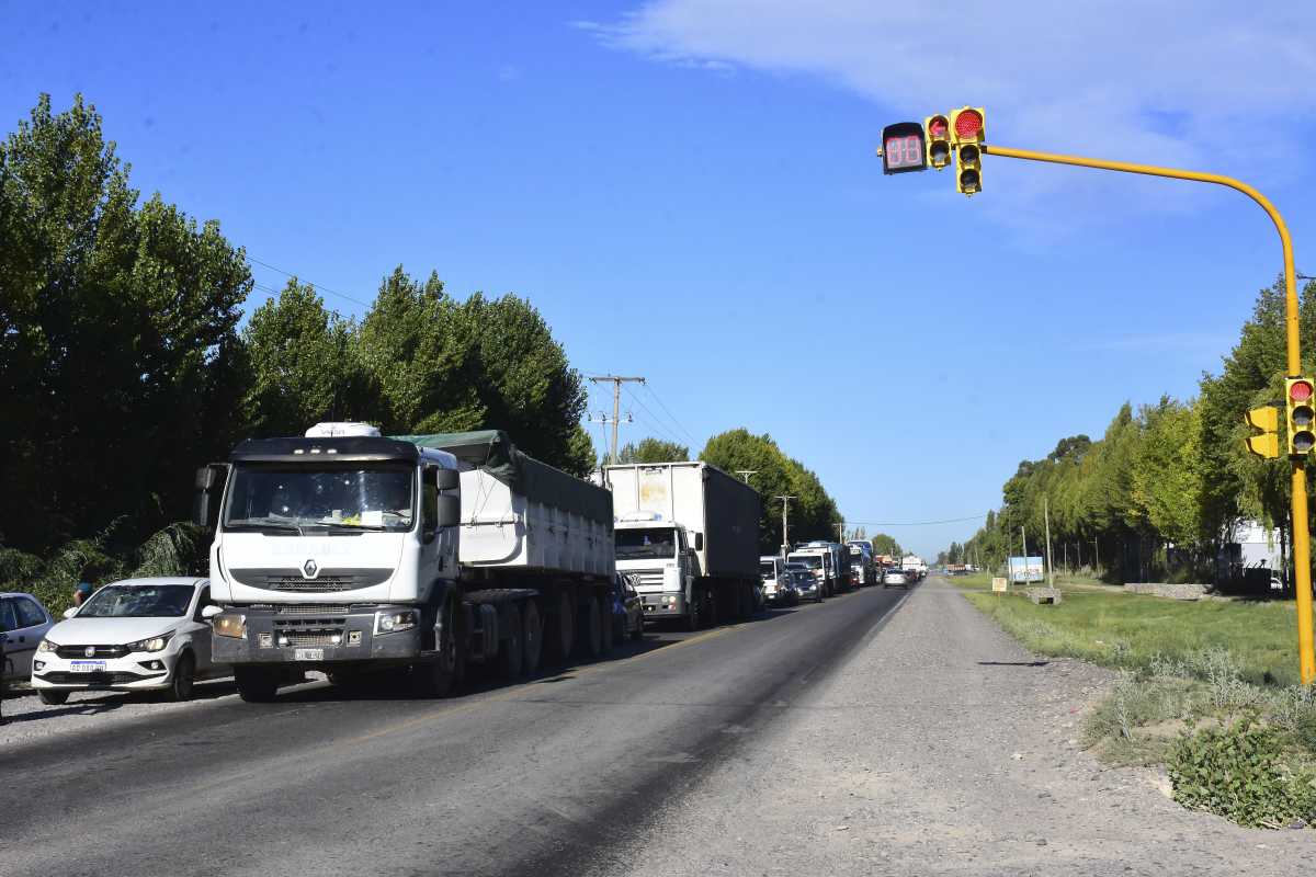 El nuevo semáforo de Ruta 22 en Roca abrió la polémica - Diario Río Negro