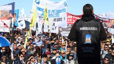 Las asambleas petroleras reúnen a cientos de trabajadores. (Archivo).-