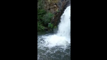 El cable a reparar cayó a un costado de un salto de agua. (Captura).-
