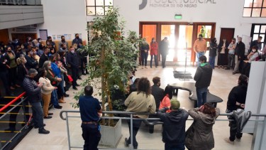 En Viedma, los judiciales analizaron y aceptaron esta mañana la propuesta salarial para el primer semestre. Foto: Marcelo Ochoa 