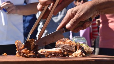 Se desarrolló en Río Colorado el quinto concurso de asadores a la cruz. Foto Jorge Tanos, agencia Río Colorado. 