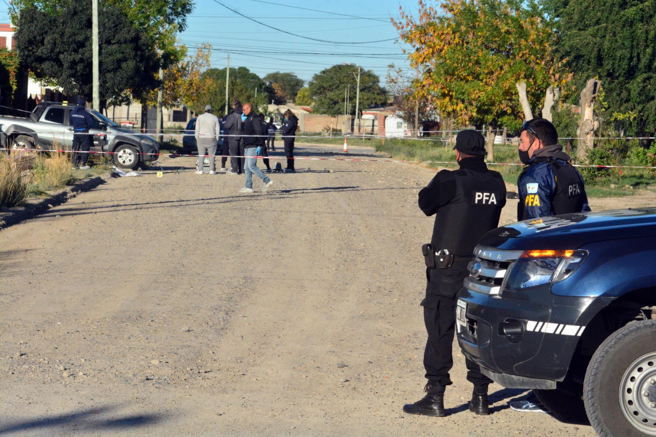 La investigación está a cargo de la policía rionegrina, con mucha presencia de la fuerza federal. Foto: Marcelo Ochoa.