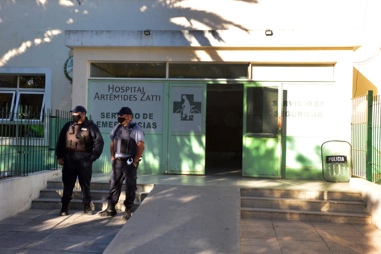 Hay fuerte presencia policial en el hospital Zatti, donde están internados los tres heridos. Foto: Marcelo Ochoa.