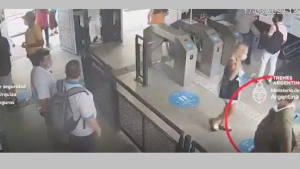 Manoseó a una mujer en una estación de tren, lo captaron las cámaras y fue detenido