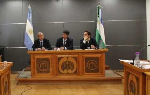 El tribunal integrado por los jueces Gregor Joos (izquierda) Marcos Burgos (centro) y Bernardo Campana homologó el acuerdo pleno y le impuso la pena a Vidal Bastidas. (foto de archivo)