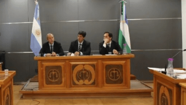 El tribunal integrado por los jueces Gregor Joos (izquierda) Marcos Burgos (centro) y Bernardo Campana homologó el acuerdo pleno y le impuso la pena a Vidal Bastidas. (foto de archivo)