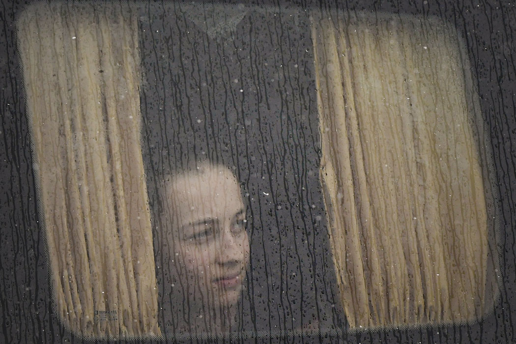 Un refugiado que huye del conflicto de la vecina Ucrania se sienta en un autobús, en la frontera rumano-ucraniana, en Siret.Foto AP