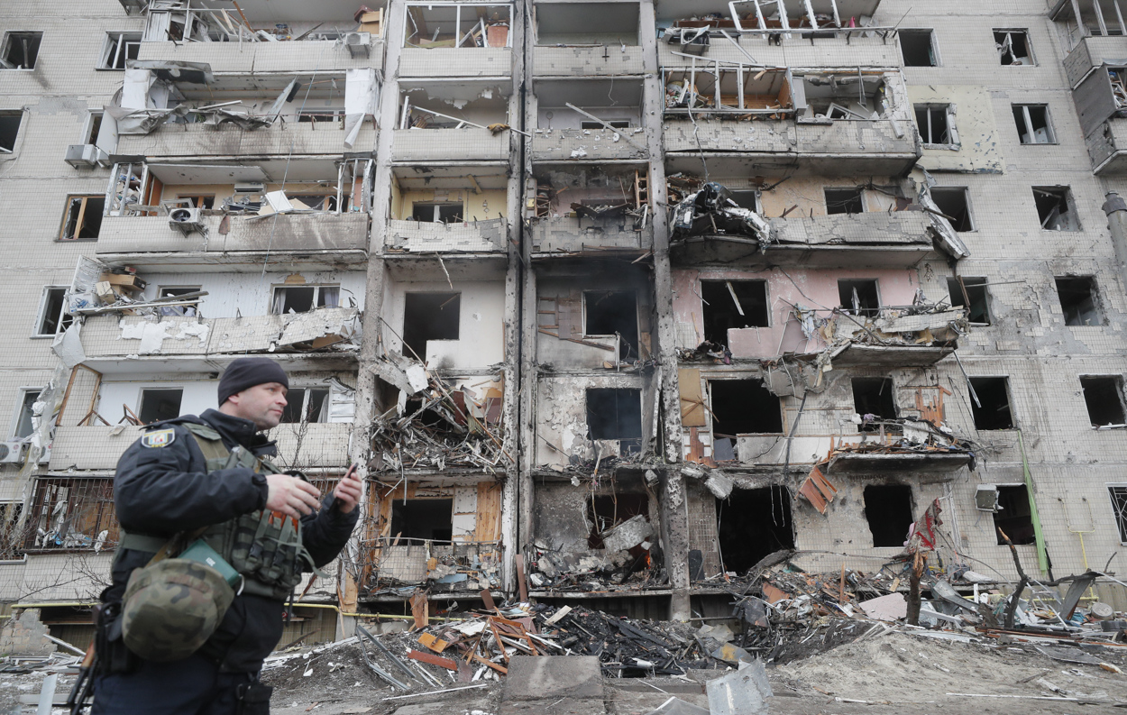 Consecuencias de un bombardeo nocturno en una zona residencial de Kiev, Ucrania. Foto. EFE.