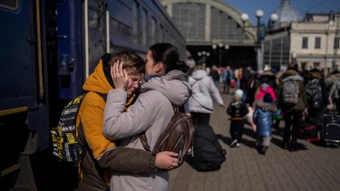 Una madre abraza a su hijo que escapó de la ciudad sitiada de Mariupol y llegó a la estación de tren de Lviv, en el oeste de Ucrania. Foto AP. 