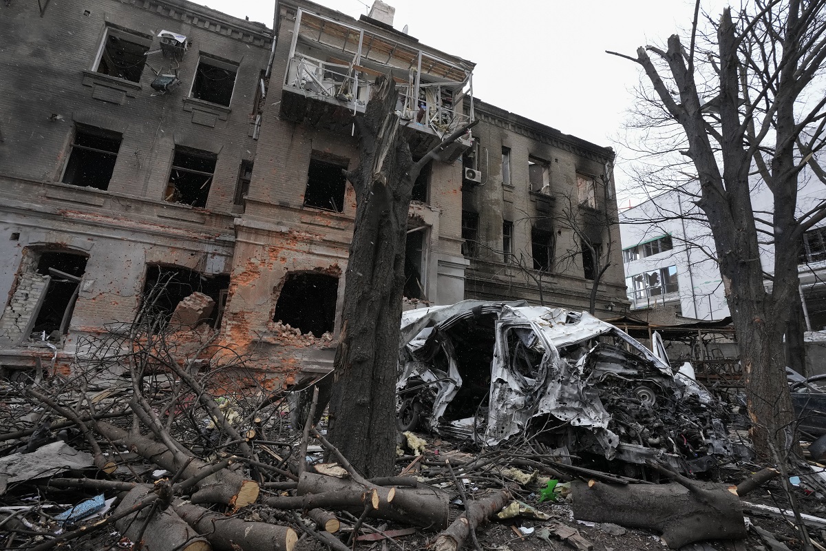 Un edificio y un automóvil dañados después de un bombardeo reciente, en el centro de Járkov, Ucrania (Foto AP).