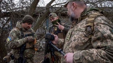 Soldados ucranianos de la Brigada Separada 103 de la Defensa Territorial de las Fuerzas Armadas, durante un ejercicio de entrenamiento, cerca de Lviv (Foto AP).