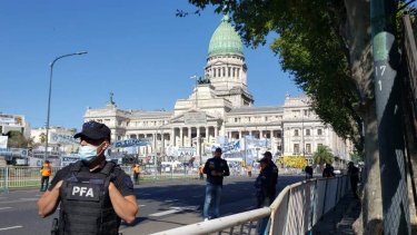 Más temprano Marcelo D’Alessandro, ministro porteño de Justicia y Seguridad, dijo que no se habían colocado vallas la semana pasada “por pedido expreso de la vicepresidenta Cristina Kirchner”.
