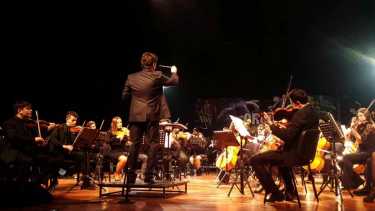 La OFRN irá con una formación acotada de 20 instrumentistas de cuerdas y maderas para actuar junto a Jonathan Ceballos en percusión y acordeón, Camila Lobos y Malén Marileo en voz femenina, Juan Pablo Castillo en voz masculina, Juan Muñoz en bajo, Ricardo Fleitas en acordeón y Camila Pugni en percusión.