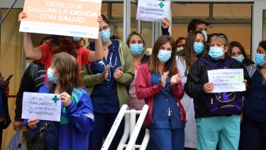 Marcha de ASSPUR en Viedma: «Con los trabajadores de la salud afuera, no hay paritarias»