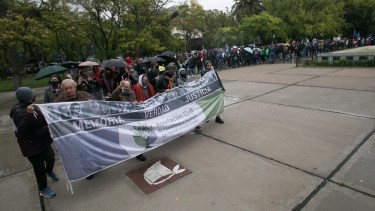 La tradicional ronda en la Plaza San Martín de la capital provincial. Fotos: Pablo Leguizamón.