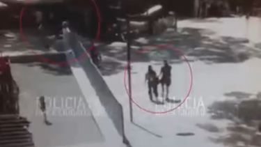 En los videos se pueden ver los instantes previos y posteriores a la violación grupal. (Foto: Captura de pantalla)