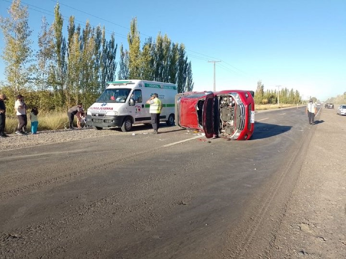 El vehículo volcó y quedó atravesado sobre la Ruta 22 en Cervantes. (Foto gentileza)