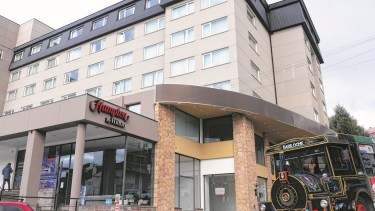 El  último de los grandes hoteles que sumó Bariloche se alza en pleno centro. Si hay planes de inversión, no se conocen. Foto: Chino Leiva