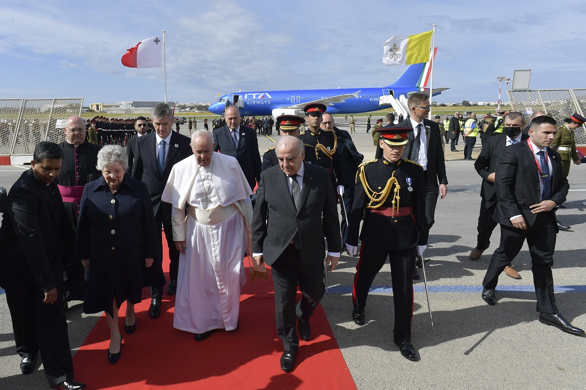 Este sábado el papa se trasladó en barco a Gozo (norte), una de las tres islas habitadas de Malta, donde presidió una oración en el santuario nacional de Ta'Pinu ante más de 2.000 personas. Foto: Agencia AFP. 