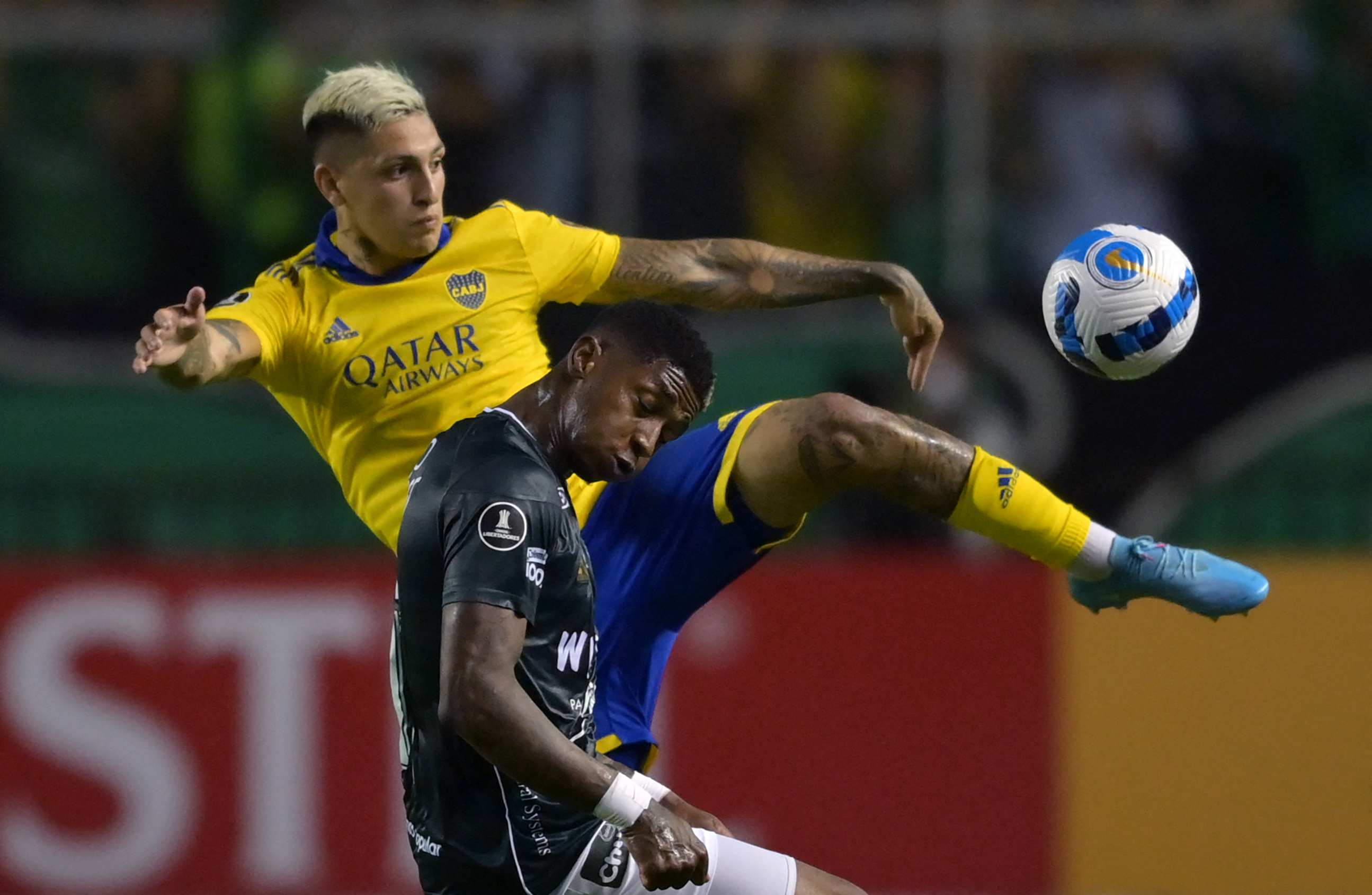 Colombia's Deportivo Cali Yony González and Argentina's Boca Juniors Gaston Avila (back) vie for the ball during their Copa Libertadores group stage first leg football match at the Deportivo Cali Stadium in Palmira, near Cali, Colombia, on April 5, 2022. (Photo by Luis ROBAYO / AFP)